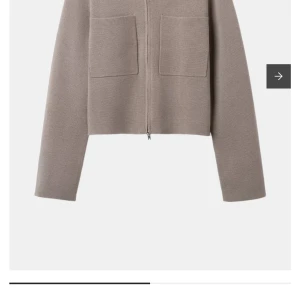 Beige cardigan jacka med dragkedja - Snygg beige cardigan jacka med dragkedja framtill och två stora fickor från Åhléns! Endast använd ett par gånger och är därför nästan som ny i skick!!🩷🩷pris kan diskuteras