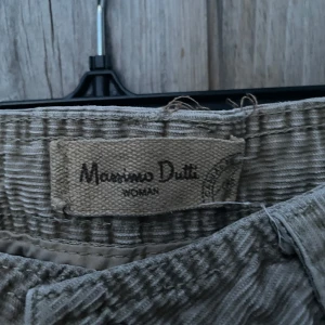 Beiga manchesterbyxor Massimo Dutti - Super snygga beiga manchesterbyxor från Massimo Dutti med raka ben och coola detaljerade fickor både fram och bak. Byxorna har normal passform och är tillverkade i mjuk manchester som ger en chill och trendig vibe. De är uppsydda då jag är 162 men går att sprätta upp