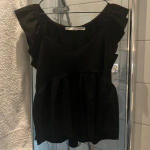 Svart babydoll top - Super söt svart babydoll top  fem lager 157
