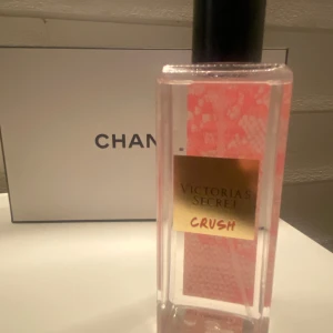 Victoria's Secret Crush body mist  - Fräsch och feminin body mist från Victoria's Secret i doften Crush. Flaskan är rektangulär med rosa och guldiga detaljer samt svart kork. Perfekt för dig som gillar söta och fruktiga dofter. 💕💕💕💕💖💞💞💞