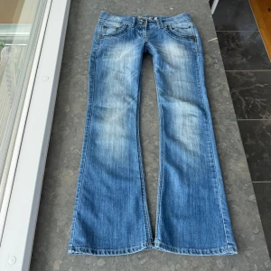 Lågmidjade jeans  - Så snygga jeans som tyvärr inte passar mig och har därför ingen bild på! Midjemått tvärsöver:42-43cm Midjehöjd: 19cm Inerbens längd: 76cm💕