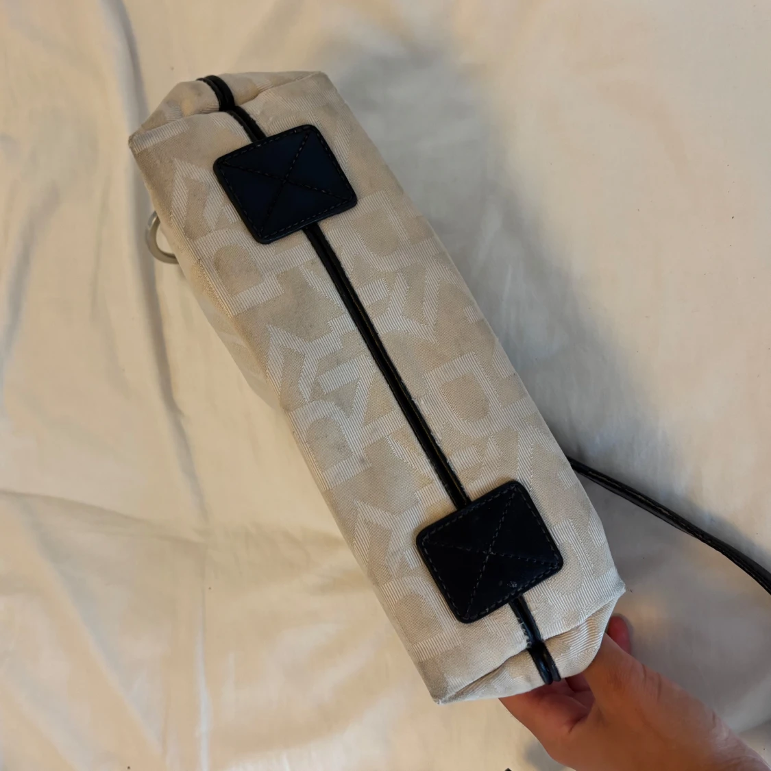 Beige axelväska vintage från DKNY - 3