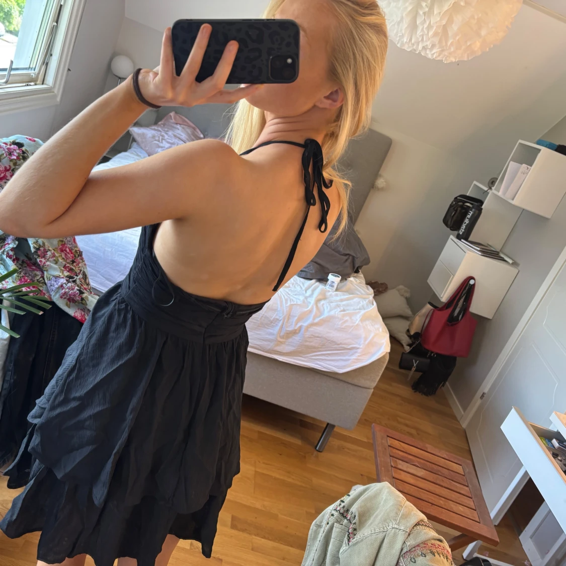 Svart kort halterneckklänning - 2