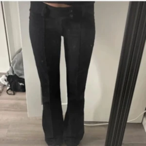 Svarta bootcut kostymbyxor - Säljer ett par svarta kostymbyxor med bootcut-snitt  Byxorna har låg midja, ändast använd 1 gång. Storlek 170 men passar xs/s