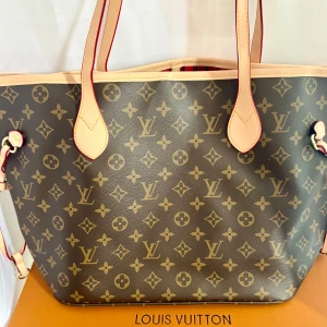 Rymlig väska mycket fint skick L\/  - . Äkta < d u p e > kommer med pochette, dustbag och kartong. ♻️Du hittar inte BÄTTRE  pris med denna kvalitet någon annanstans⚜️. Paketet skickas välpaketerat och med SNABB frakt. Din unboxing kommer att vara en GULDVÄRD upplevelse när du inser vilket KAP du har gjort!🥇 Skynda fynda många som är INTRESSERADADE och förhandlar. 📞REGLER GÄLLER: skickas till den första som genomför betalningen i tid.  ⏳