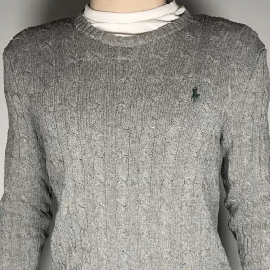 Ralph lauren tröja - En riktig snygg och trendig Ralph lauren tröja i fint skick, storlek M, vid frågor är de bara att skriva // Gramenti 