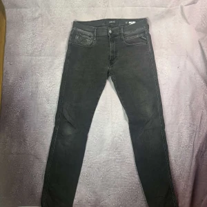 Svarta replay anbass jeans -  Mycket fint skick | Size 32/32 | fraktar spårbart inom 24 timmar | för att köpa klicka ”köp nu” | vid frågor eller funderingar skriv en meddelande |