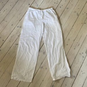 Vita linnebyxor från Gina Tricot - Säljer ett par jättefina linnebyxor från Gina Tricot i storlek 152. De har några pyttesmå fläckar vid ena byxkanten men ingenting som syns tydligt.