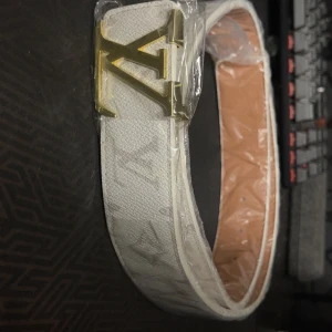 Bälte  - Helt ny bälte med nål. 105 cm