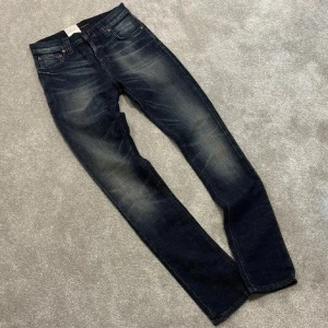Sällsynta nudie jeans - Säljer dessa helt otroligt sällsynta och tvär feta nudie jeans mörkblåa med grå aktig tvätt, endast tagit av lappen, knappt använda. Pris kan diskuteras.