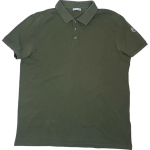 Moncler  - Moncler Pike. Storlek Xl. Skick 9/10, speciell modell med text i nacken. Pris 990kr finns att köpa här eller via hemsidan, Fashionels.com