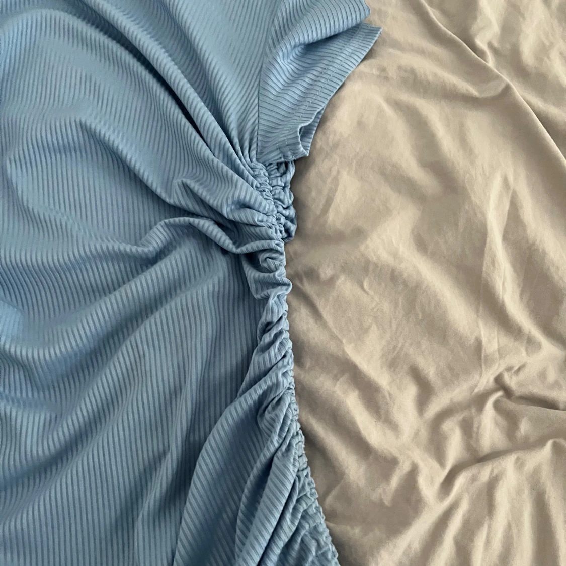 Ljusblå ribbad kortklänning med snörning - 2