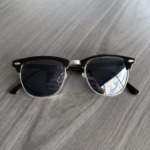 Svarta solglasögon - Svarta solglasögon, endast testade😊