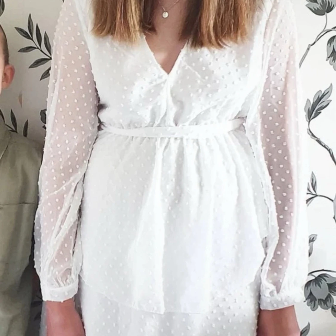 Vit prickig omlottklänning med bälte