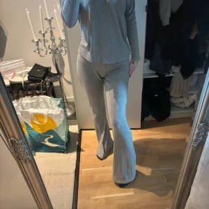 Grå ribbat set från Nelly - Grå ribbat set från Nelly med tröja och byxor. Använda men bra skick. Passar xs-S . Har även ett likadant i svart till salu 