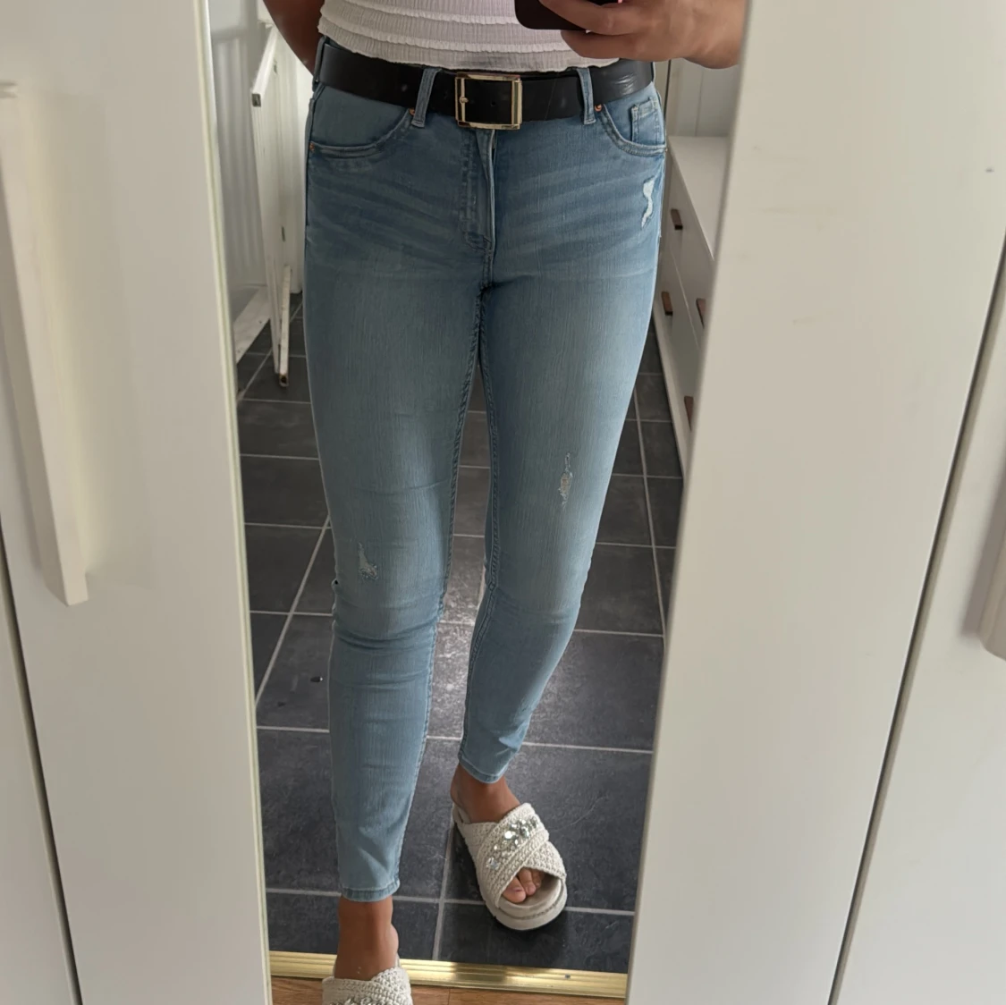 Ljusblå skinny jeans med slitningar - 1