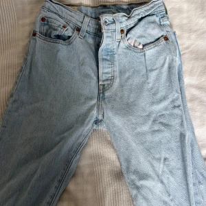 501 Levis jeans W24 - Helt underbara jeans 501 Levis i den perfekta färgningen. Tyvärr för små för mig. En liten missfärgning på baksidan men det är inget som syns, säljes därför billigt💕💕 W24