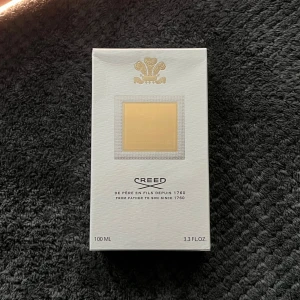 Creed Millesime Imperial 100ml parfym Oöppnad - Lyxig parfym från Creed: Millésime Impérial, 100ml. Känd för sin fräscha och marina doft med inslag av citrus och trä. En exklusiv unisexdoft som passar året runt. Perfekt för dig som vill ha något utöver det vanliga. Oöppnad.