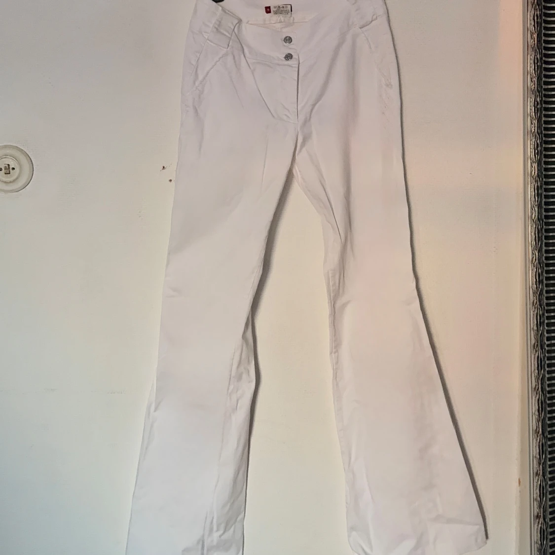 Vita utsvängda bootcut byxor 