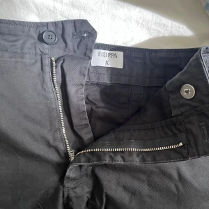 Svarta chinos från Filippa K - Svarta chinos från Filippa K i bomull. Knappt använda, dåliga bilder (dåligt fotograf) 