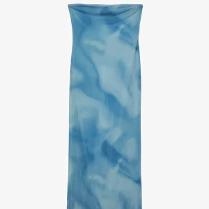 Blå tubklänning strl S - Snygg lång tubklänning från Stradivarius i mesh med blått mönster. Ny med prislapp. 