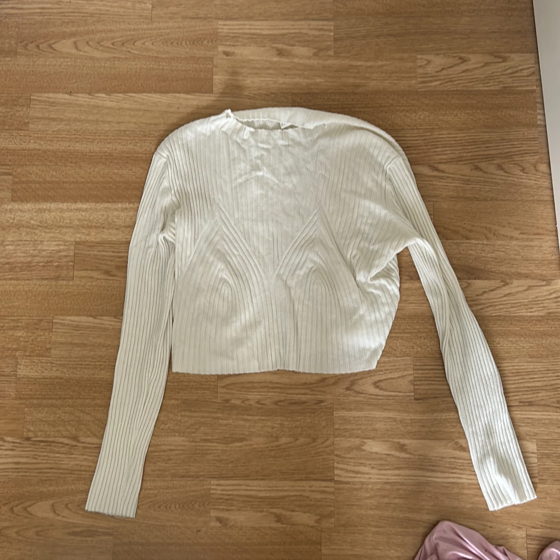 Vit ribbad croppad tröja - 1