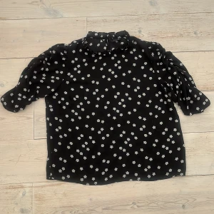 Blus från Ginatricot - En fin blus med blommigt mönster.