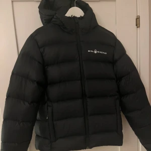 Sail racing cloud down jacket  - Mycket fin jacka som håller värme jättebra! Storlek L men passar M mer. Helt ny och bara använd 1 gång men den passar inte mig.