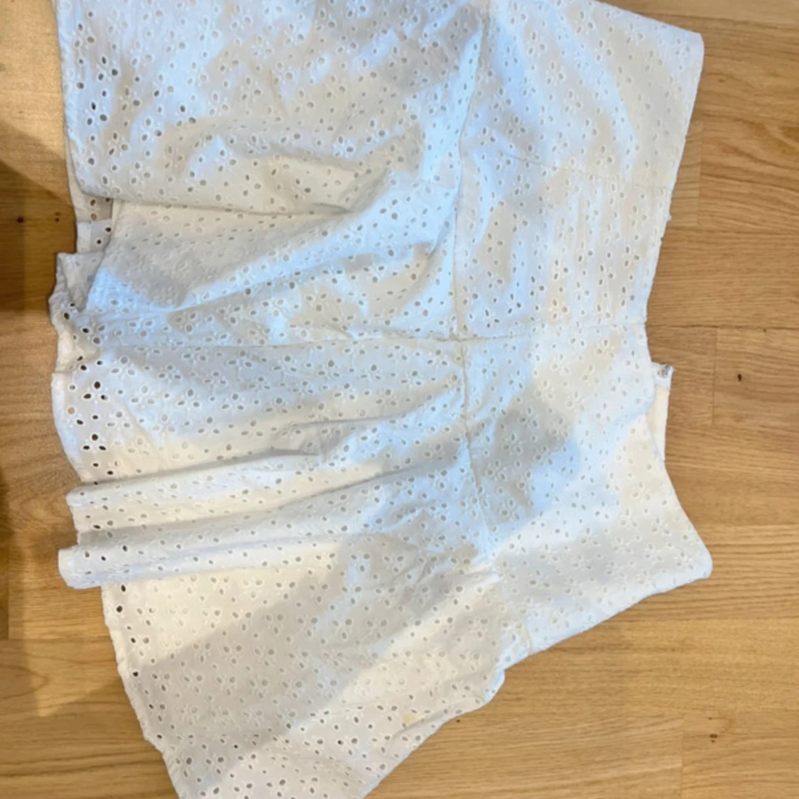 Vit kortkjol i broderad bomull