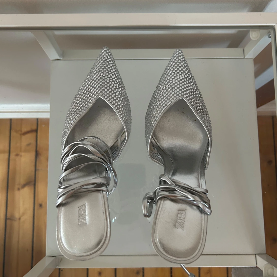 Silvriga pumps med strass från Zara - 2