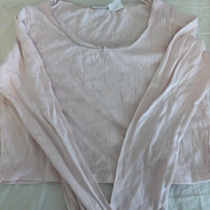 Rosa långarmad - säljer rosa långarmad från hm med rosett på, kan användas vardagligt och som pjamas, fint detaljerad. pris kan diskuteras❤️