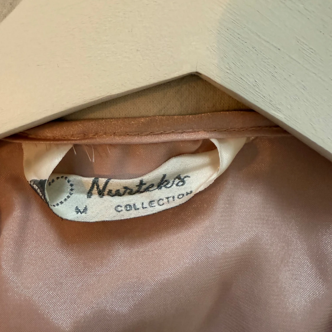 Ljusrosa långklänning i satin med spets - 4