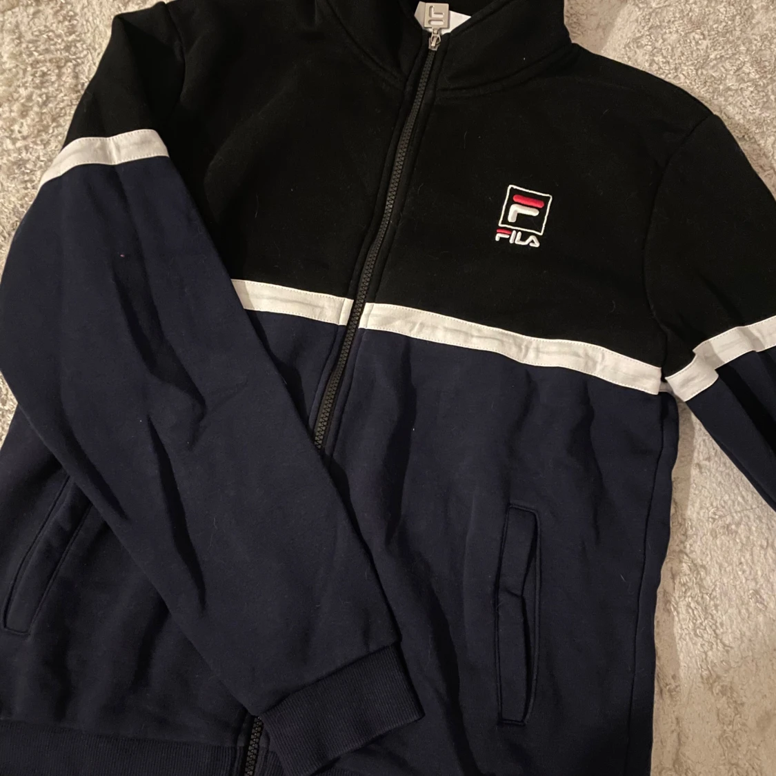 Svart och marinblå zipjacka från FILA