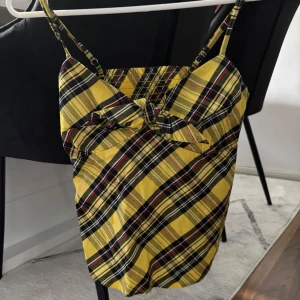 Gul rutig linnetopp med knyt - Helt oanvänd Supergulligt linne med lappen på. Storlek XS💕