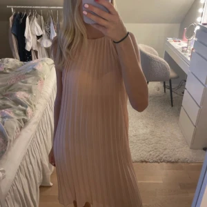 Plisserad ljusrosa kortklänning - Super söt sommar klänning .