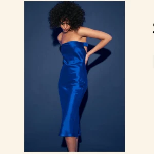 Blå axelbandslös satinklänning | oanvänd | M - Klarblå satinklänning ifrån Gina Tricot, aldrig använd enbart testad. Storlek M, men upplevde den som mindre i storleken. Bortglömd vid flytt. Ordinarie pris 499kr