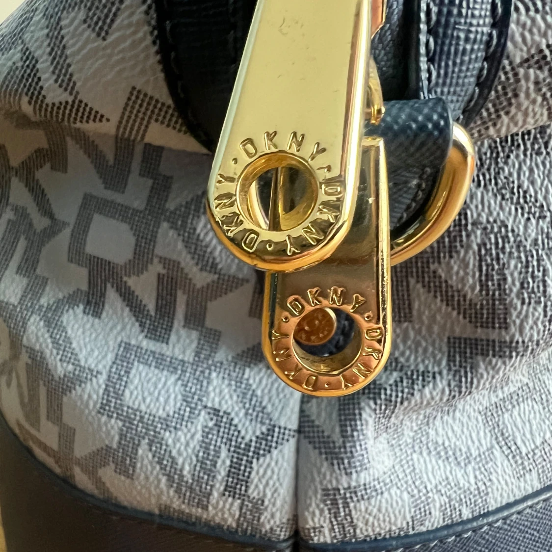 Blå axelväska från DKNY med nitar - 4