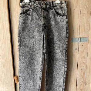 Levi's 575 vintage jeans - Levi’s 575 med rak passform. Jag har inte använt dem och det framstår märkligt nog som att ingen annan gjort det heller. Upphämtning i Stockholm fungerar. 