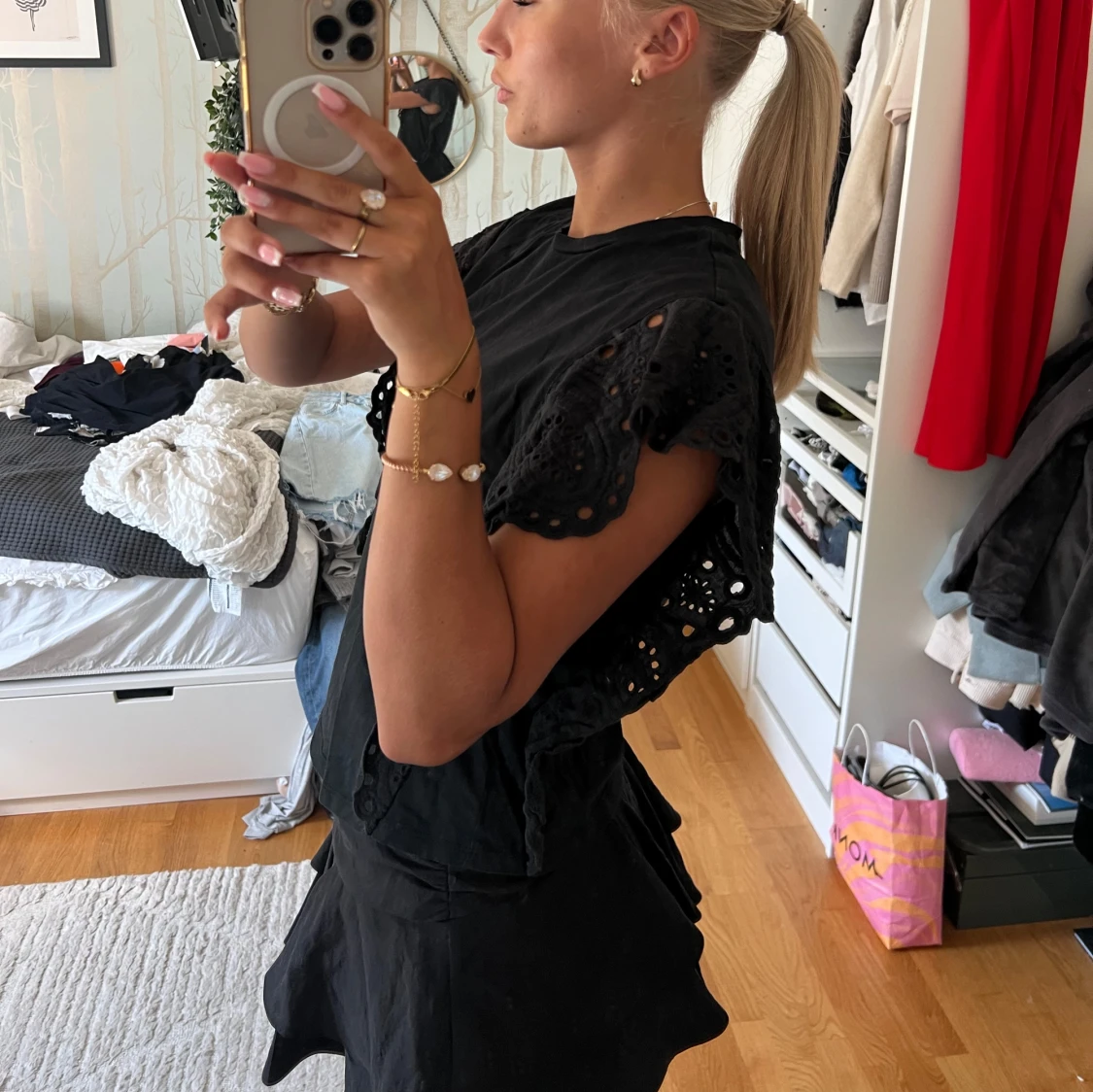 Svart blus med broderade volangärmar - 2