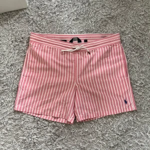 Ralph Lauren Badbyxor - Säljer ett par extremt snygga Raffe badshorts! | Knappast använda så i mycket fint skick! | Storlek S men sitter större omkring M/L. | Ställ gärna frågor innan du köper!