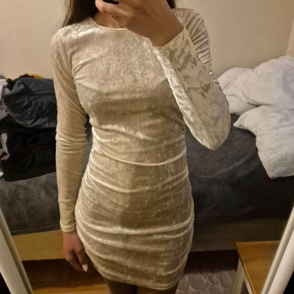 Beige sammetsklänning Gina Tricot