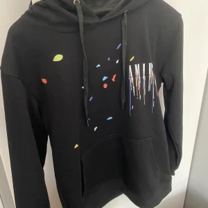  Amiri hoodie - Helt ny använd 1 gång påse finns till den skriv vid frågor. Storlek S sitter som M