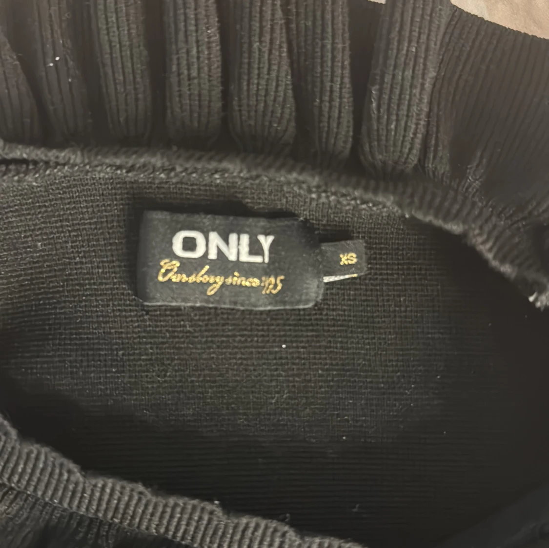 Svart volangtröja från ONLY XS - 2