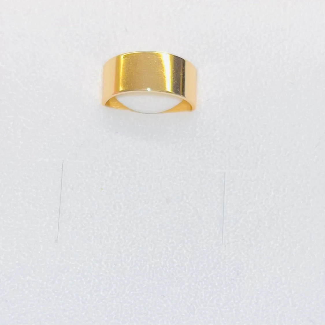 Bred guldpläterad ring i minimalistisk stil