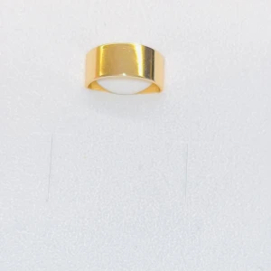 Bred guldpläterad ring i minimalistisk stil - Enkel och stilren bred ring i guldpläterad metall. Ringen har en slät, blank yta och är öppen baktill för justerbar passform. Perfekt för dig som gillar minimalistiska smycken med modern känsla.