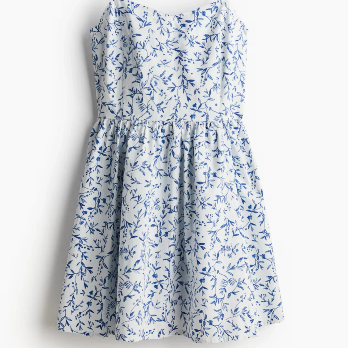 Blommig blåvit sommarklänning