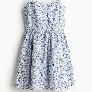 Blommig blåvit sommarklänning - Supersöt kort klänning med blåvitt blommönster. Oanvänd, nypris som 249kr, säljs för 100kr+frakt