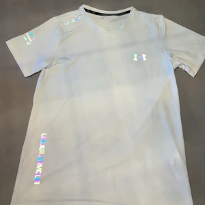 Vit Under armour tshirt - En helt ny vit under armour träningströja. Pris kan diskuteras.