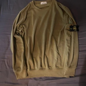 Stone island sweatshirt  - Snygg sweatshirt av märket stone island använd varsamt och få gånger. Tveka inte att höra av er vid frågor och funderingar och kolla gärna in mina andra annonser så ska vi säkert kunna fixa ett paketpris🤩🤩