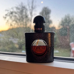 YSL Black Opium Eau de Parfum 30ml - YSL Black Opium 30ml. ”Original” doften, köpt på kicks 2020 men kommer inte längre till användning. 